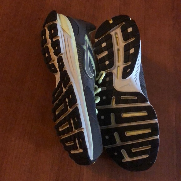 9.5 women’s Nike shoes - Picture 3 of 3